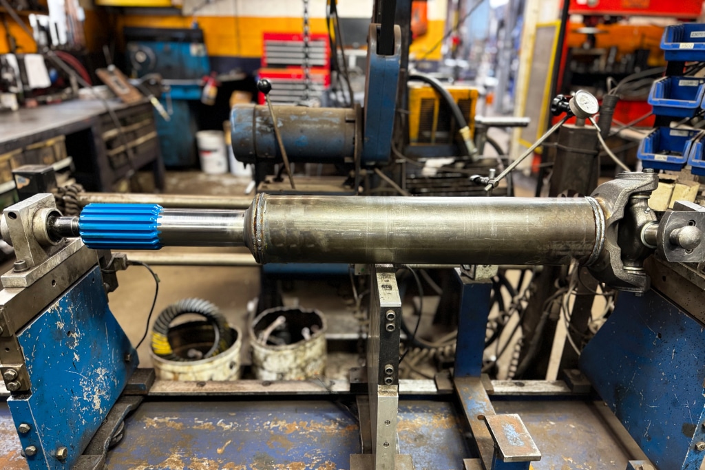 Un arbre de commande (drive shaft) en réparation chez RIL CT CAM, garage de camion lourd à Laval