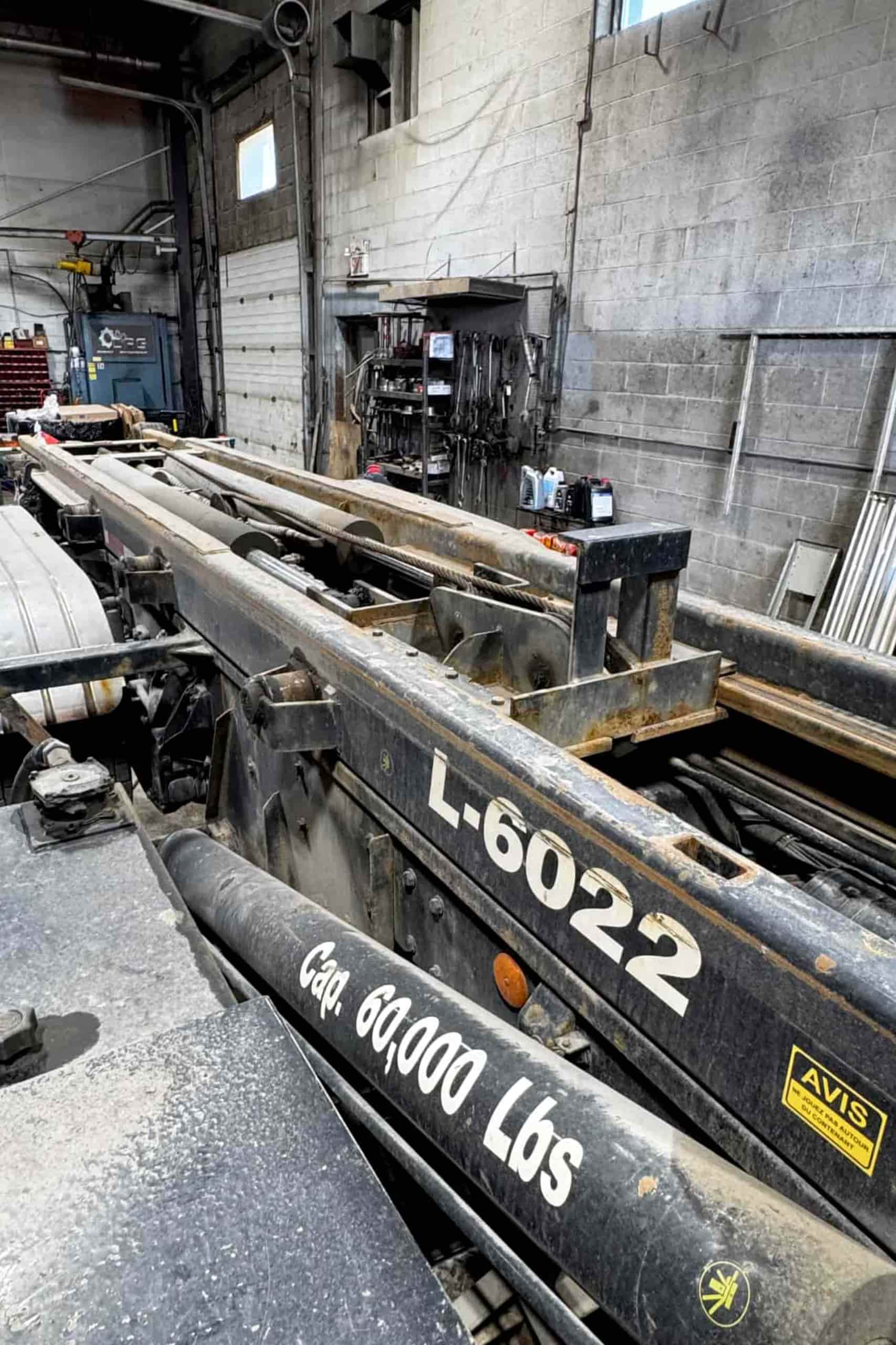 Réparation et modification de châssis de camion lourd en atelier.