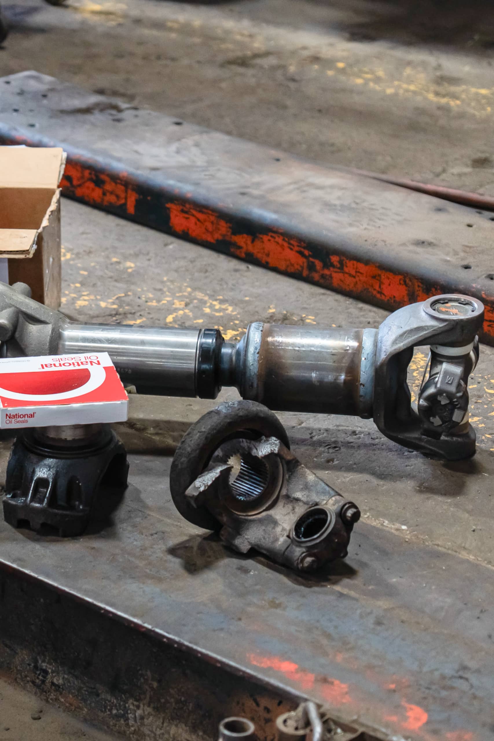 Pièces d’arbre de transmission camion en réparation.