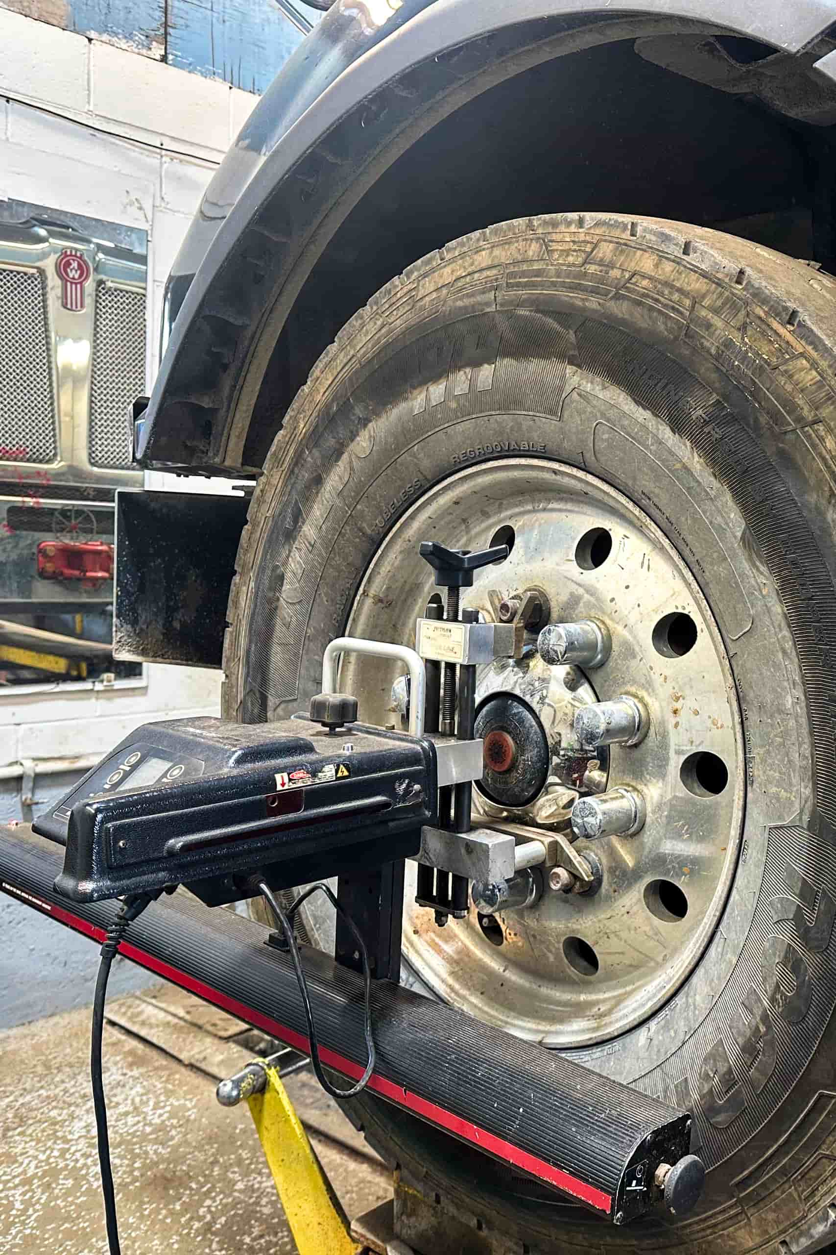 Alignement camion lourd, roue sur machine d’alignement.