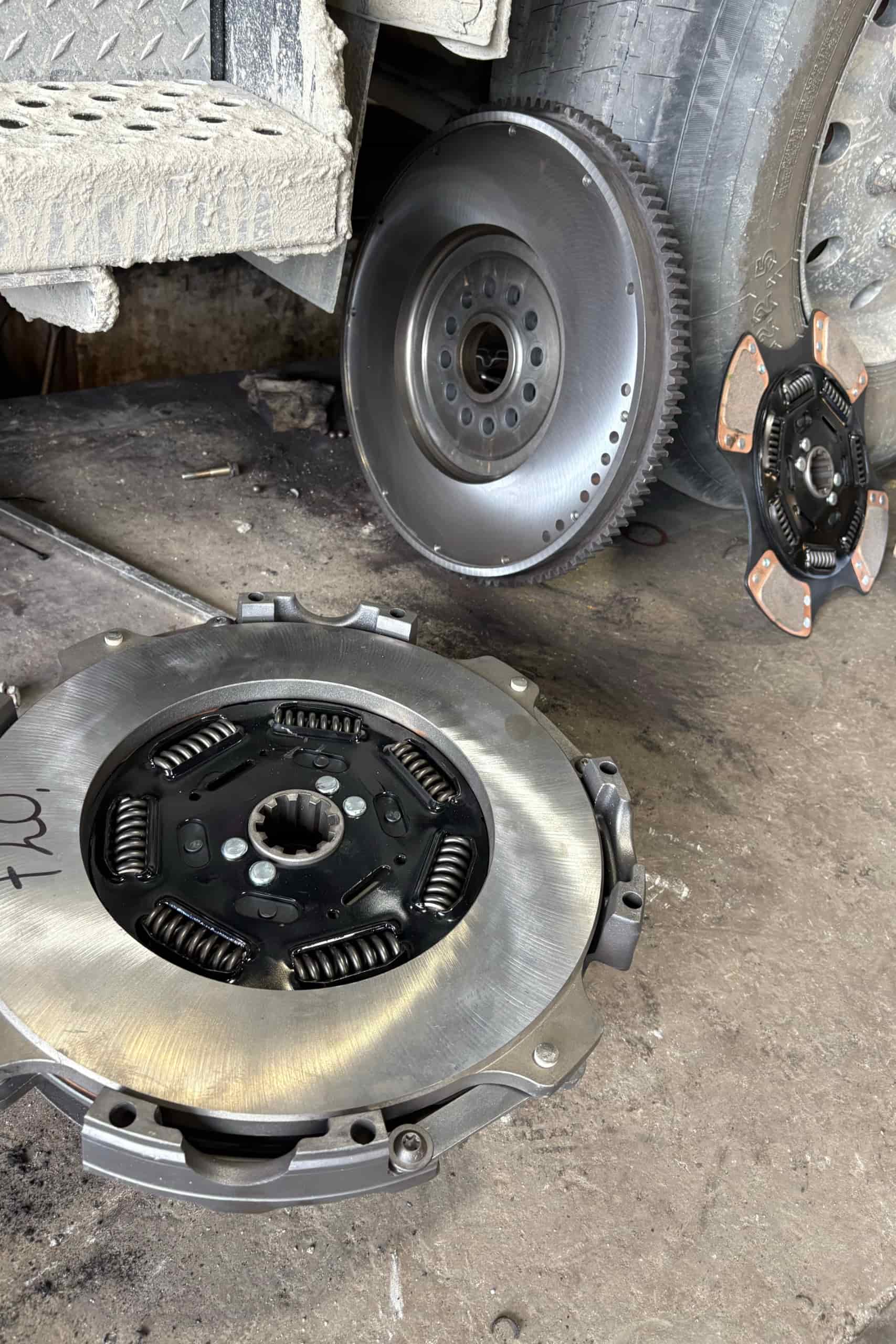 Pieces d’embrayage d’un camion lourd sous le véhicule.
