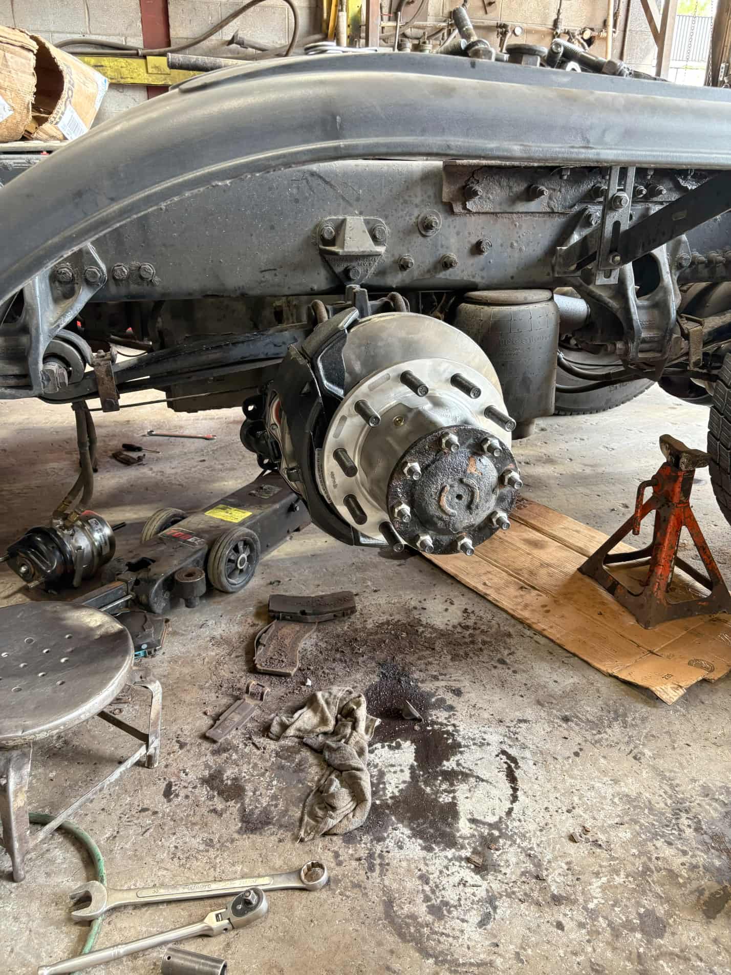 Réparation de freins de camion lourd avec moyeu et pièces de roue.