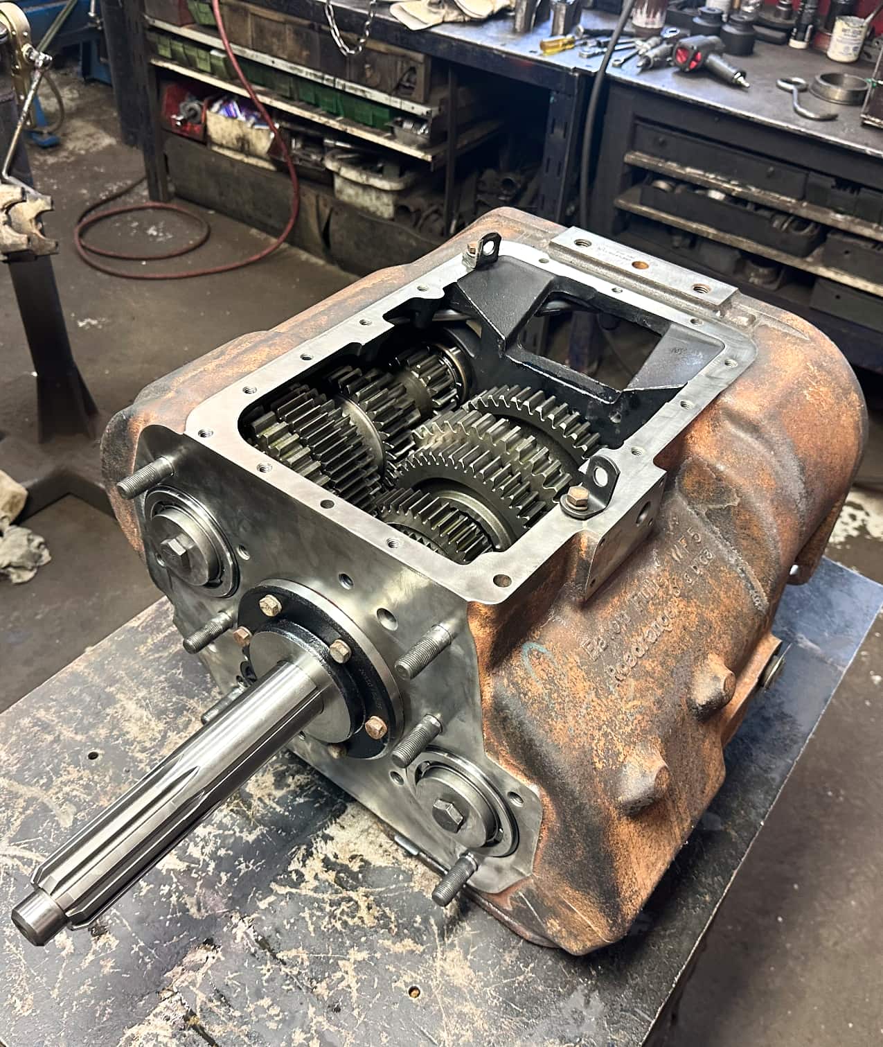 Réparation de transmission de camion lourd avec boîte de vitesses ouverte.