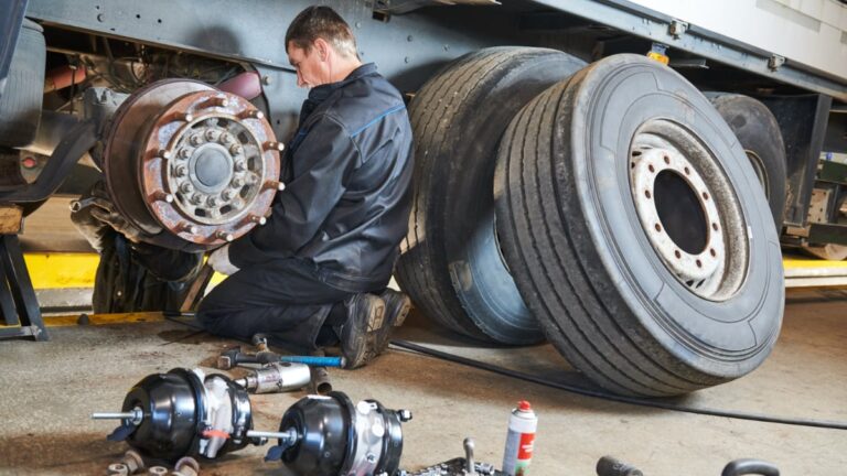 A heavy duty mechanic repairing a heavy-duty truck at Ressorts Industriels Laval.