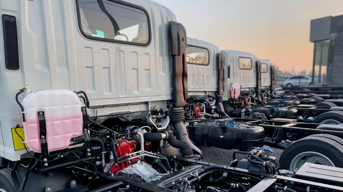 Plusieurs châssis de semi-remorques. Une modification dechassis pour flotte commerciale chez RIL / C.T. CAM